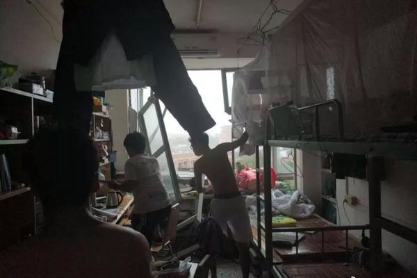 深圳正在鹽田區(qū)一些老舊無電梯小區(qū)，免費(fèi)放置這個爬樓機(jī)